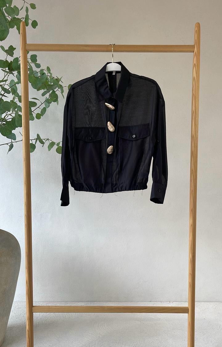 Blusa bomber negra broches